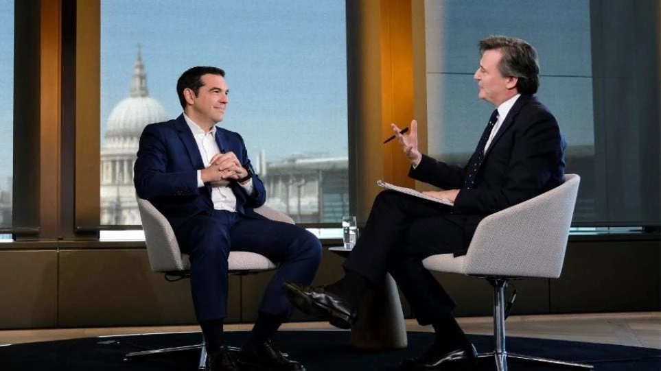 Χαμός στο Twitter με τις κάλτσες του Τσίπρα στο Bloomberg: Εξαφάνισαν το γυμνό του πόδι;